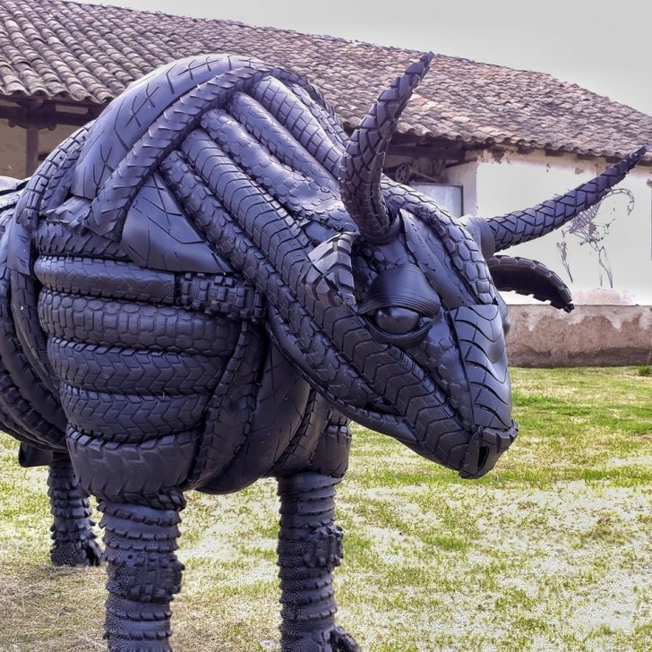 5. La sculpture de ce taureau a été entièrement réalisée avec des pneus recyclés : avec de vieux objets, on peut construire des œuvres d'art.