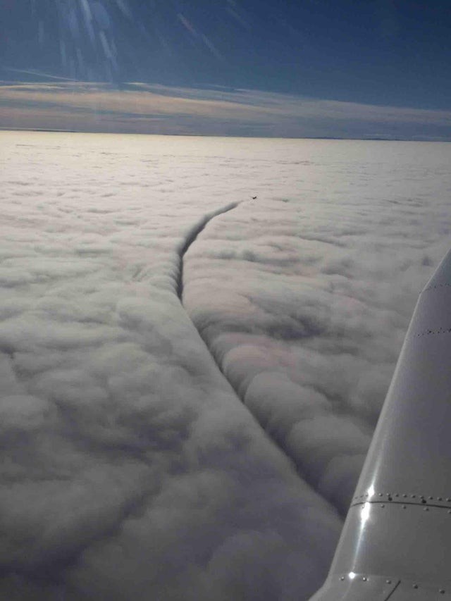 7. Un avion, pendant son vol, passe à travers les nuages et laisse cette marque derrière lui.