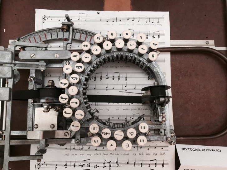 8. Une vieille machine à écrire musicale : voici comment la musique était imprimée avant l'arrivée des ordinateurs.