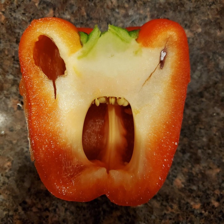 5. Questo peperone tagliato a metà sembra proprio arrabbiato: siamo sicuri che sia davvero il caso di mangiarlo?