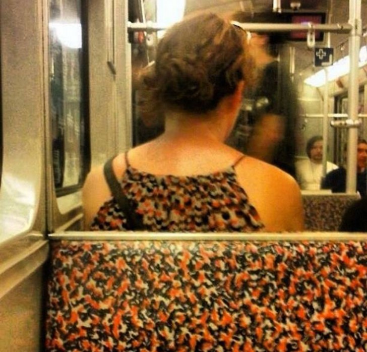5. Le motif de la t-shirt est le même que celui des sièges de métro.