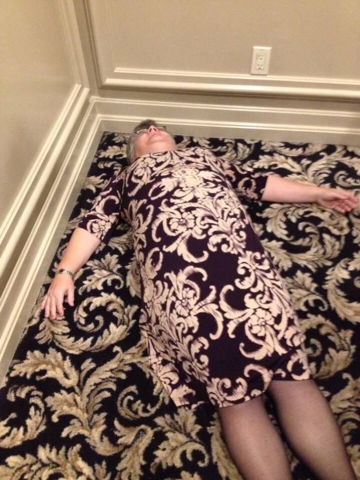 7. La grand-mère a disparu : sa robe se fond complètement dans le sol. Seuls ses bras et son visage sont visibles.