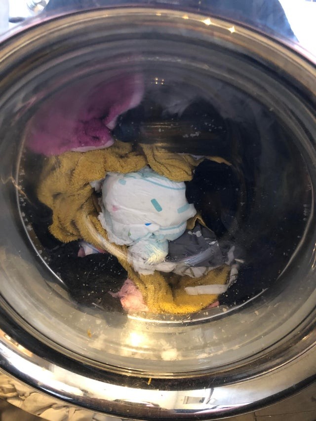 14. "Qualcuno non si è accorto di aver inserito un pannolino usato in lavatrice stamattina..."