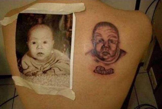 1. Links de foto die de tatoeëerder had moeten namaken versus degene die hij had getatoeëerd: het ziet er niet eens uit als een kind.