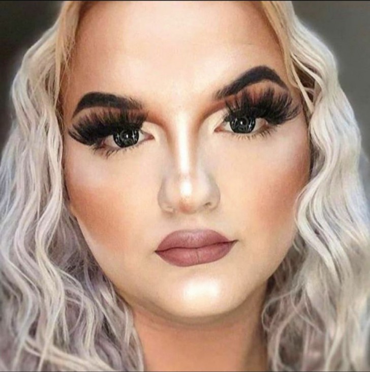 10. Il contouring è un'arte che va allenata, e che in questo caso non sembra essere molto riuscita.