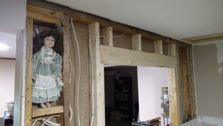 Die Wände des Hauses neu streichen und eine beunruhigende Puppe für die zukünftigen Bewohner zurücklassen ... was für ein böser Streich!