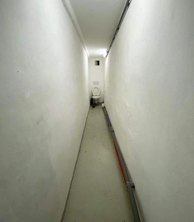 1. Les toilettes au bout du tunnel