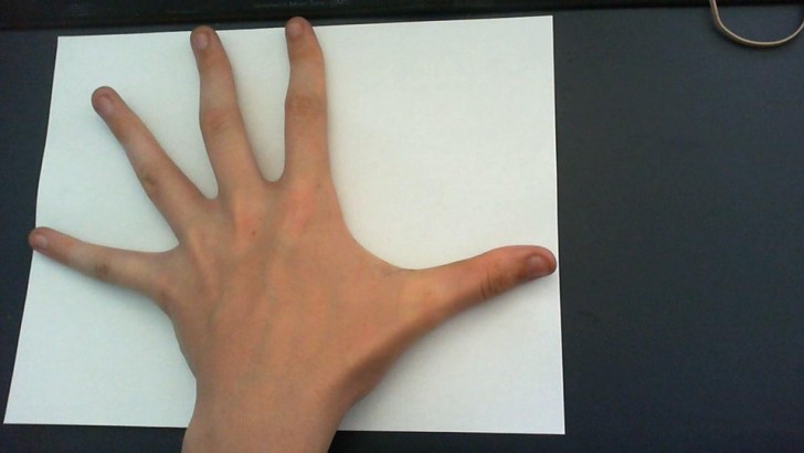 8. Een hand zo groot als een vel papier.