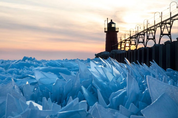 17. Siamo sul Lake Michigan: queste lastre di ghiaccio formano un incredibile spettacolo che rende l'ambiente praticamente magico
