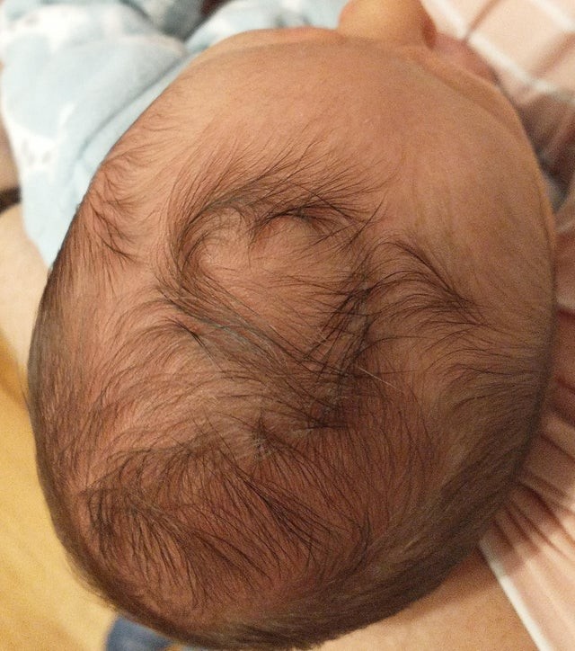 18. Un bimbo pieno d'amore: i suoi capelli formano un cuore ben visibile!