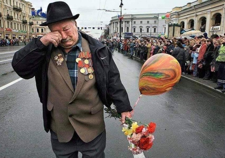 Der letzte Überlebende seines Bataillons bei der Parade zu Ehren der Veteranen des Zweiten Weltkriegs...wie traurig!
