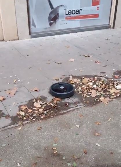 Un robot aspirapolvere scappa dal negozio e pulisce i marciapiedi della città: il video è surreale - 1