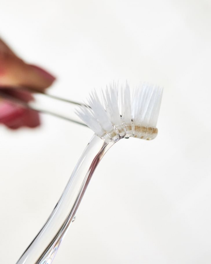 3. Una mini spazzola per pulire gli angoli difficili
