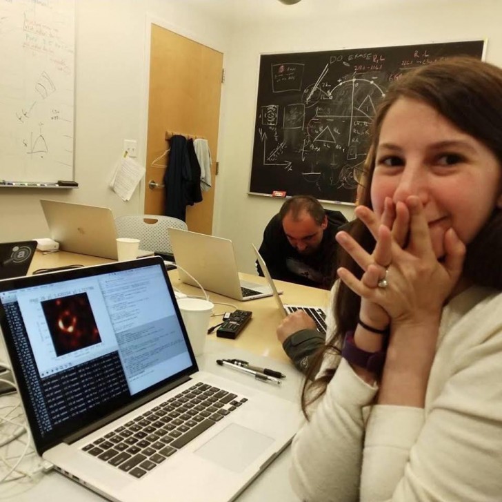 ¡La alegría de una joven científica frente al fruto de su incesante estudio!