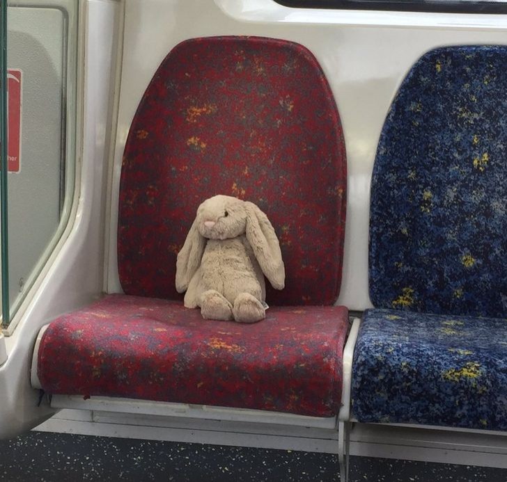 Uma criança deixou seu coelhinho no trem, de repente a atmosfera ficou mais poética.