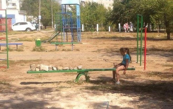 Sometimes, when you have no friends to play with, you have to be content with little ... poor child!