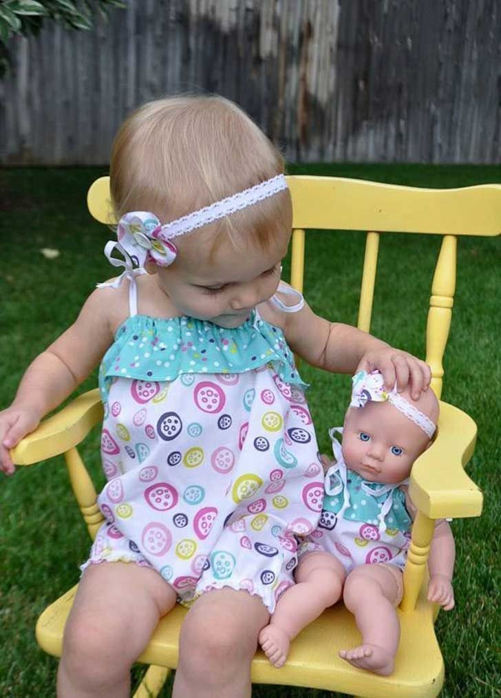 10. Ici, les parents se sont amusés à l'habiller de la même façon que la poupée !