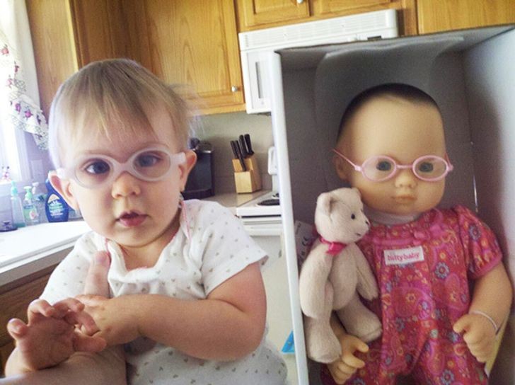 5. Eine Puppe, die eine wirklich fasntastische rosafarbene Brille mit ihr teilt!