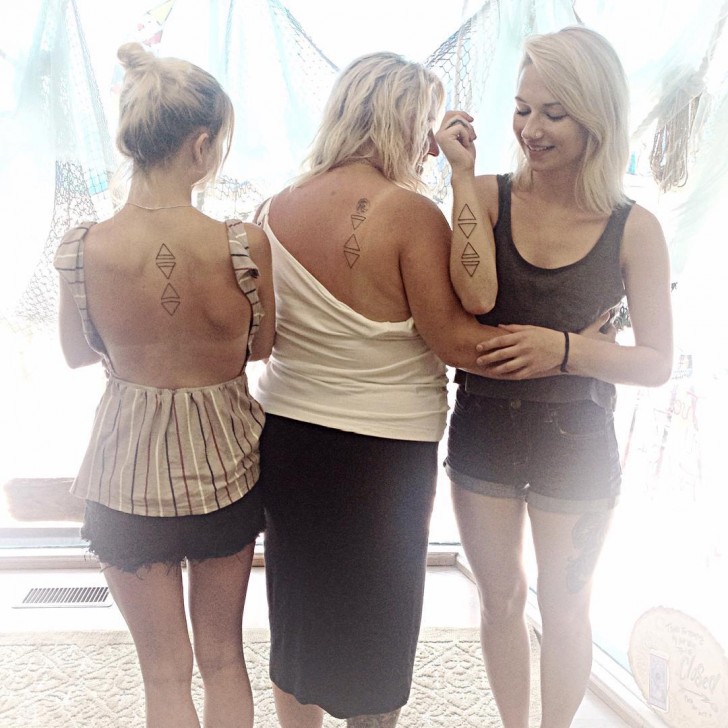 6. Mamma e figlie sono contente del loro tatuaggio in comune