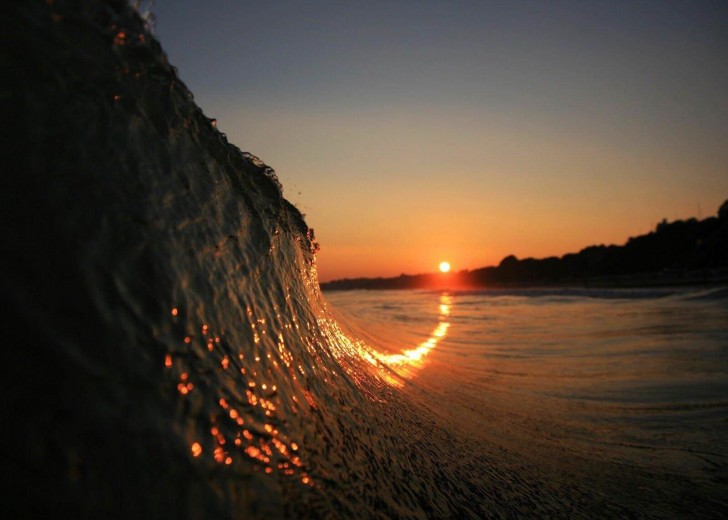 Uma foto artística é claro, mas que capturou um momento de rara perfeição simétrica entre a onda e os raios do sol