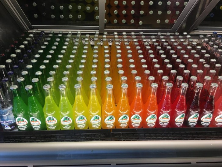 Ook het oog wil wat: bewonder de perfectie door deze glazen flessen te bewonderen, verdeeld over de kleuren van de drankjes!