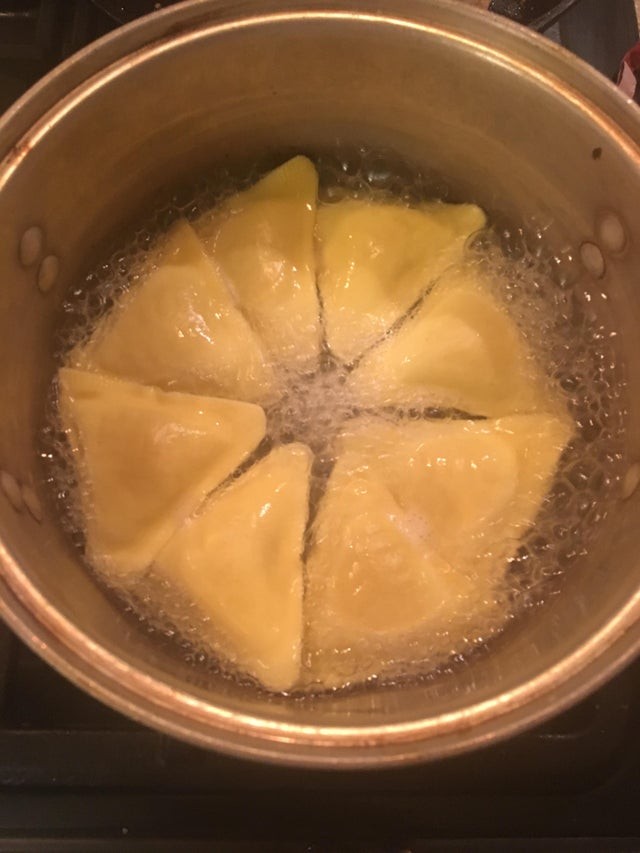 The way in which these ravioli are arranged cooking in the pot: beautiful natural order!