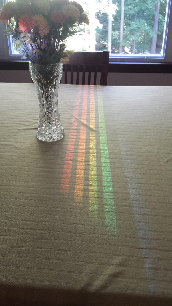 6. L'arcobaleno che attraversa la sedia e si posa sul tavolo.