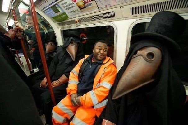 In der U-Bahn sitzen und sich in die ... dunkelsten Jahrhunderte katapultiert wiederfinden!