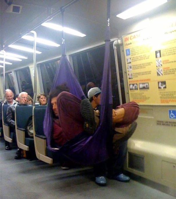 Een hangmat in de metro? Wat een geniaal idee!