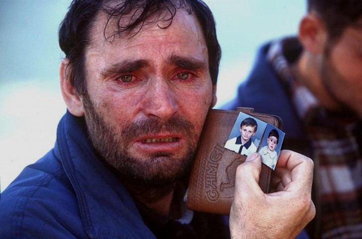 Un papà del Kosovo che cerca disperatamente i suoi due figli perduti durante la guerra nel paese balcanico...