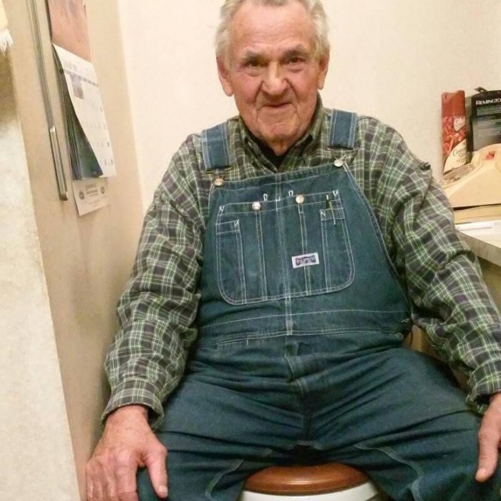 Un'immagine tenerissima ed impacciata: mio nonno ha scoperto come fare selfie con il suo cellulare, si è seduto composto e ha aspettato il conto alla rovescia del timer!