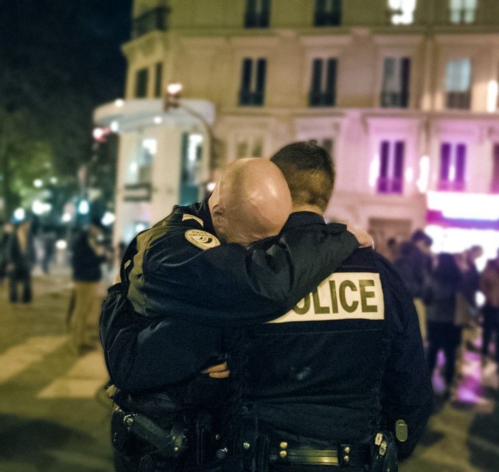 Dopo un terribile attacco terroristico in Francia, un poliziotto non regge più e scoppia in lacrime sulla spalla di un collega...