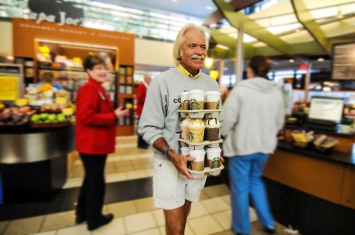 Un uomo con un cuore grandissimo: ogni giorno, va al bar e compra caffè per i pazienti di un centro oncologico