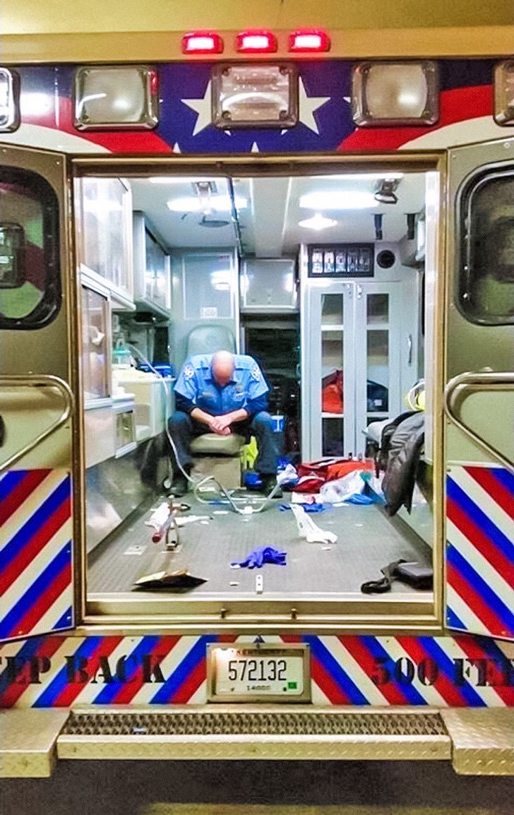 Un'immagine che dice più di mille parole: fine giornata durissima per questo medico d'emergenza....