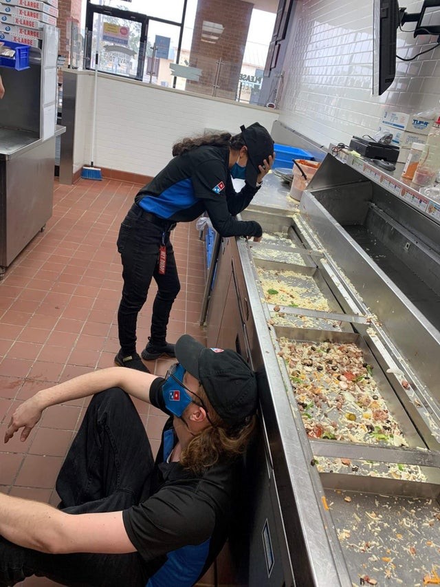 Impossibile rimanere indifferenti davanti a questo scatto: due dipendenti di un fast food dopo una durissima giornata di lavoro...