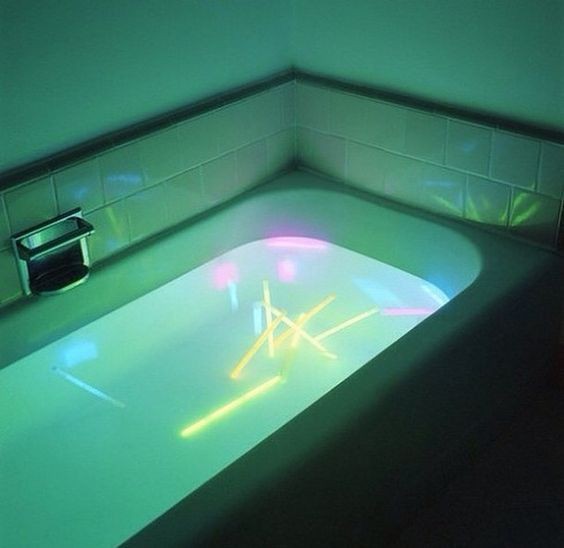 Glow stick nella vasca da bagno