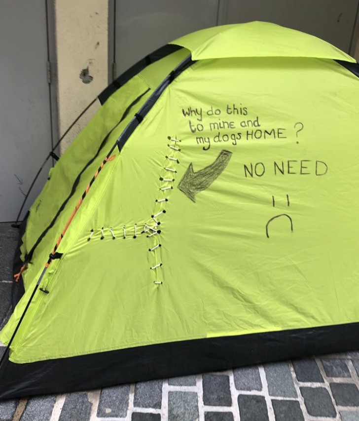 1. Quelqu'un a entaillé la tente d'un sans-abri.

