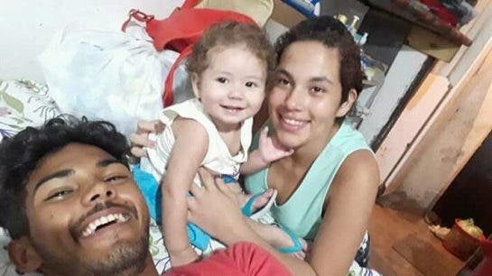 O entregador que foi fotografado trabalhando com seu filho nos braços foi recompensado com uma nova casa - 1