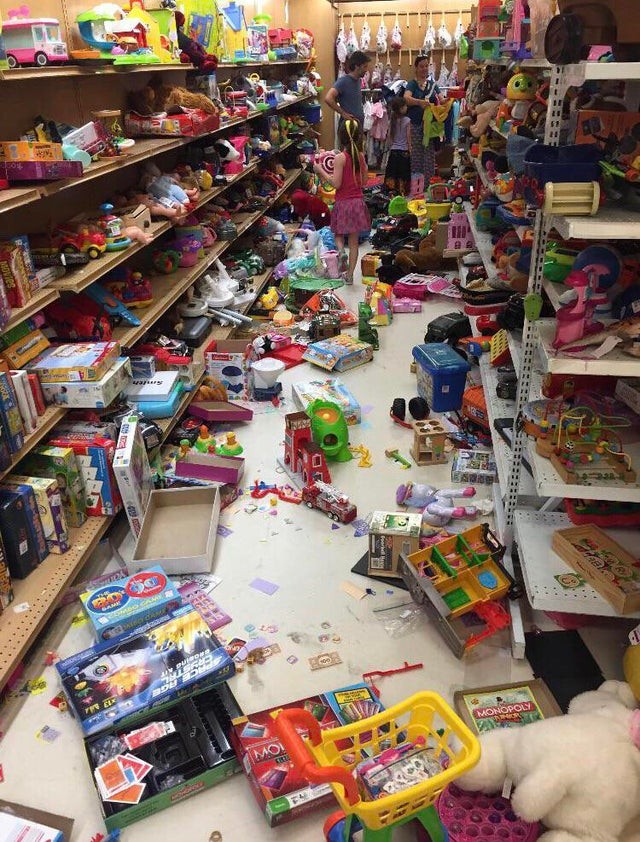 1. Come è stato ridotto questo negozio di giocattoli.