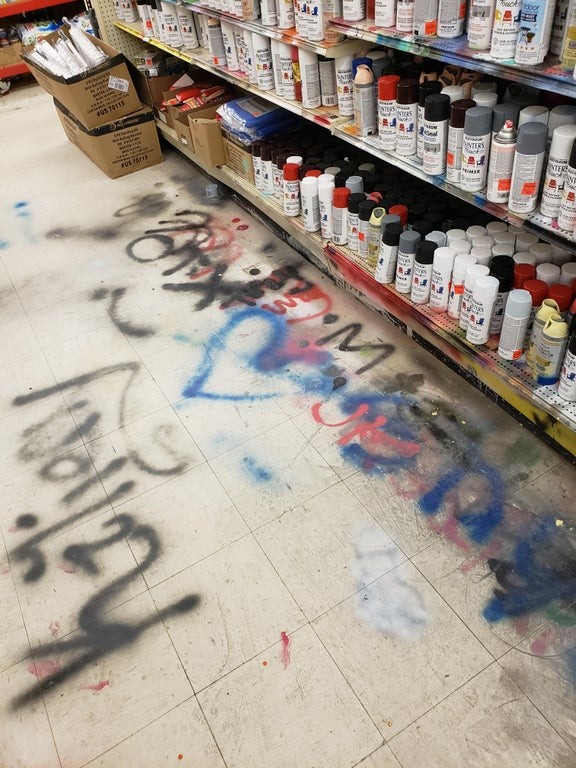 4. Le bombolette spray sono state utilizzate per sporcare il pavimento del negozio.