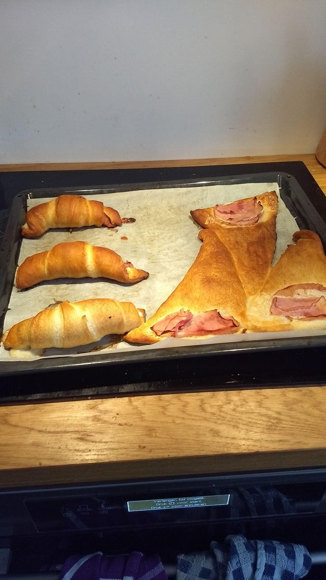3. Ik wilde croissants met ham maken, maar mijn hond trok mijn aandacht door te blaffen - dit is het resultaat.