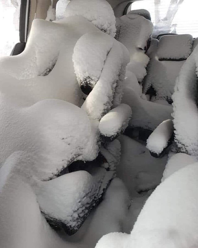 9. Open deur en met sneeuw bedekte auto!