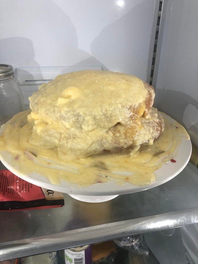 Cela ressemble à un savoureux sandwich, alors que c'est ma tentative de gâteau pour l'anniversaire de mon mari : un chef-d'œuvre !