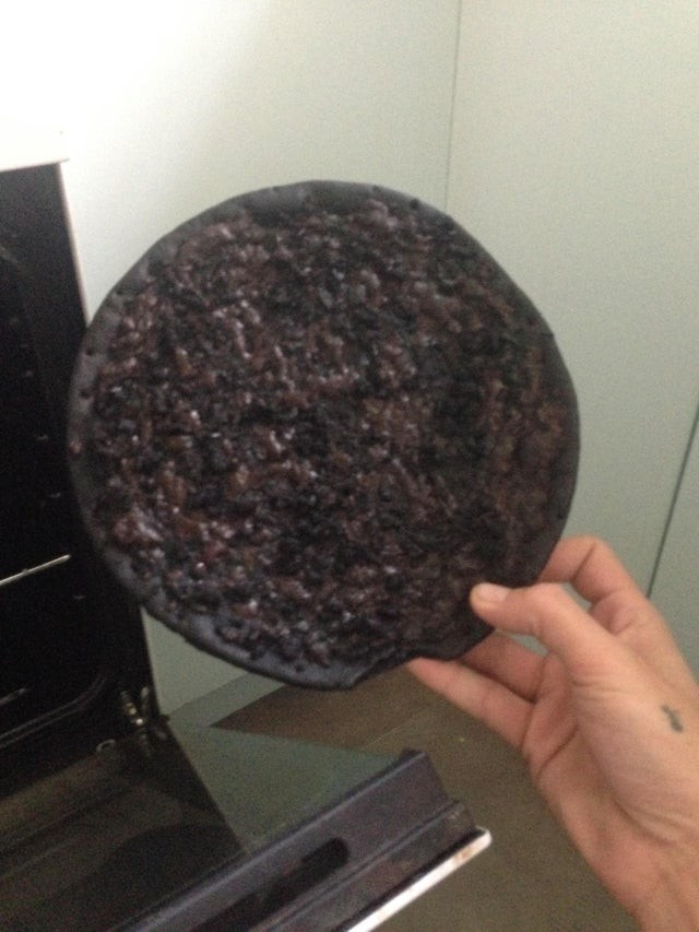 Una pizza congelada que ha estado en el horno por unas 6 horas...¡disculpen, me dormí!