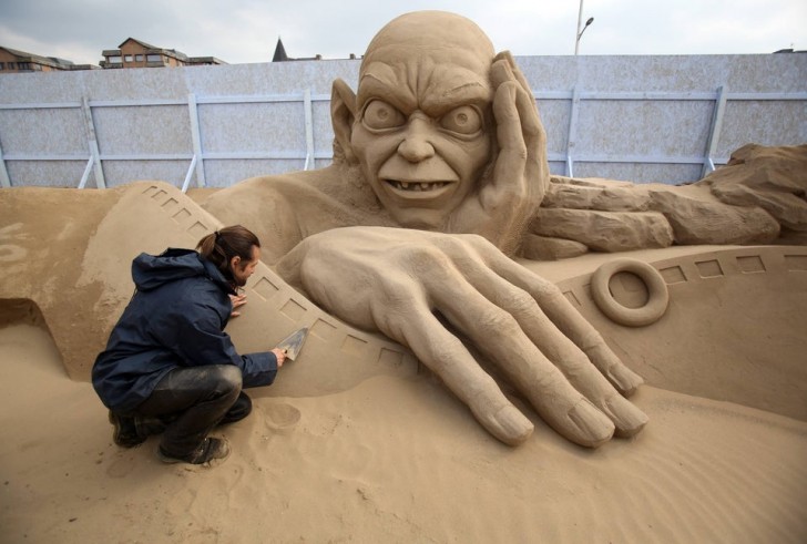16. Neanche Gollum è sfuggito alla creatività di questo artista della sabbia!