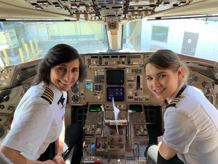 Madre e figlia pilotano lo stesso aereo di linea: che classe!