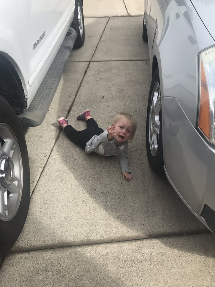 She only had to take a few steps, but she wanted to be picked up: look at the face of despair!