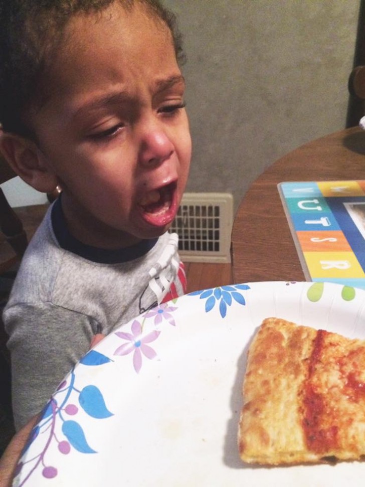 17. Se ha comido toda la muzzarella que estaba en la pizza y luego se puso a llorar porque su pizza se había "roto"