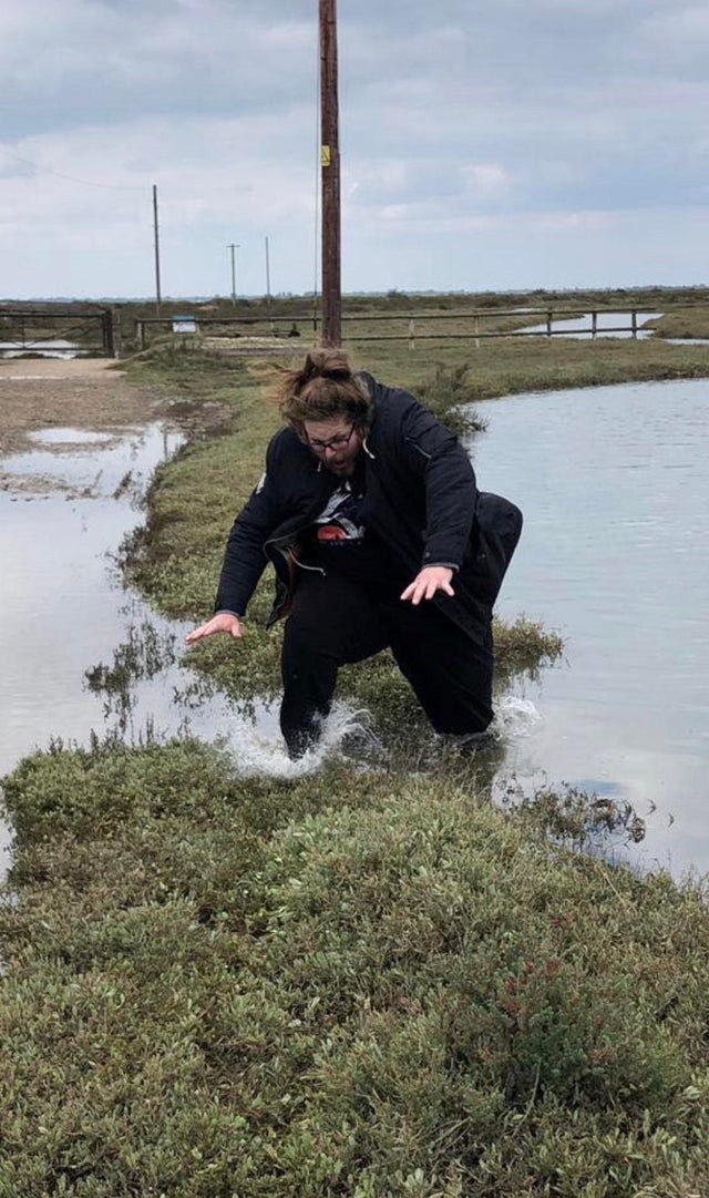 16. "Yo que estaba casi por caer en el río por no mojarme los zapatos. La foto siguiente soy yo dentro del río..."