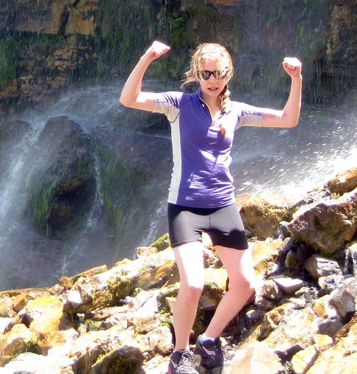 Deze vrouw wist na een verschrikkelijk jaar een waterval te beklimmen en 48 km te fietsen, tussen endometriose en chemotherapie!